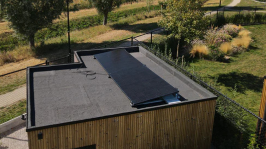 Plug & play zonnepanelen met stekker geplaatst op platdak, klaar om stroom op te wekken