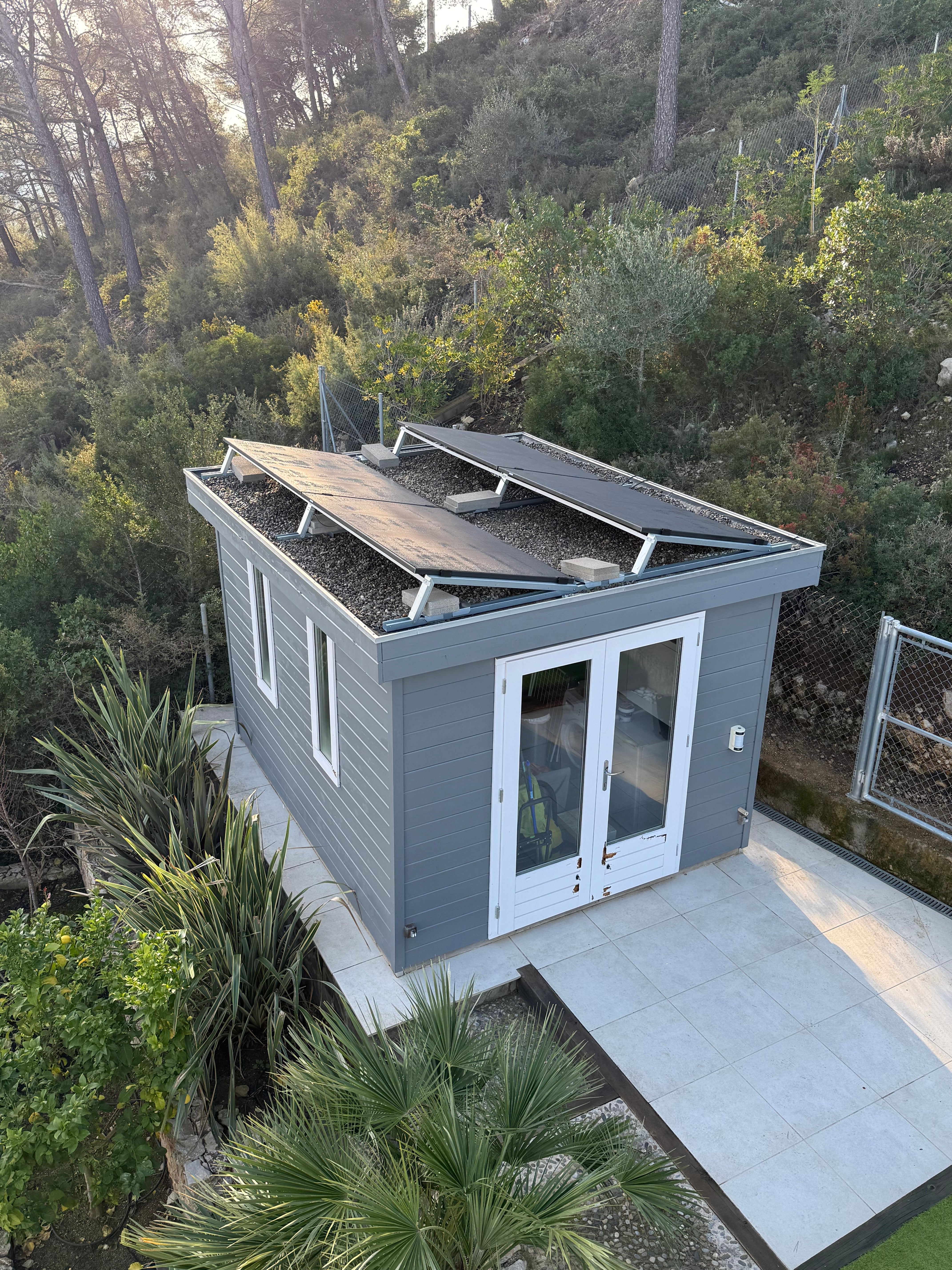 CJX Solar zonnepanelen met stekker op tuinhuis