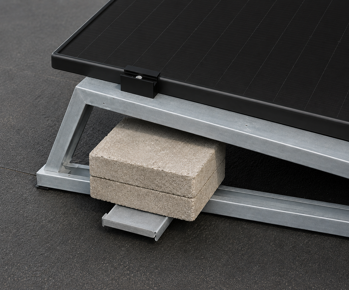 Gros plan des blocs de lest dans le bac de lestage d’un kit de montage pour panneaux solaires Plug & Play sur toit plat