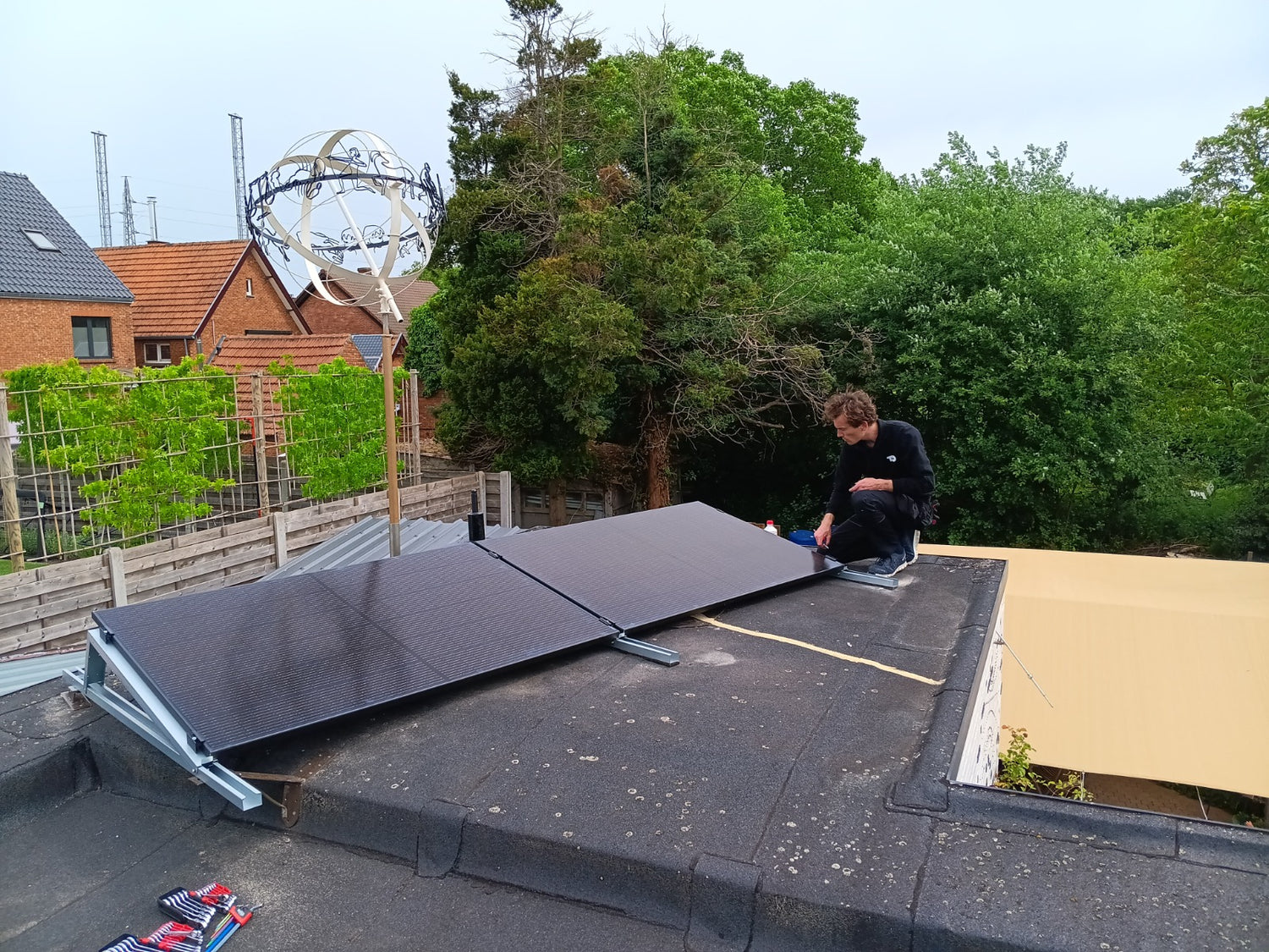 Installatie van Plug & Play zonnepanelen met stekker op plat dak met CJX Solar montageset.