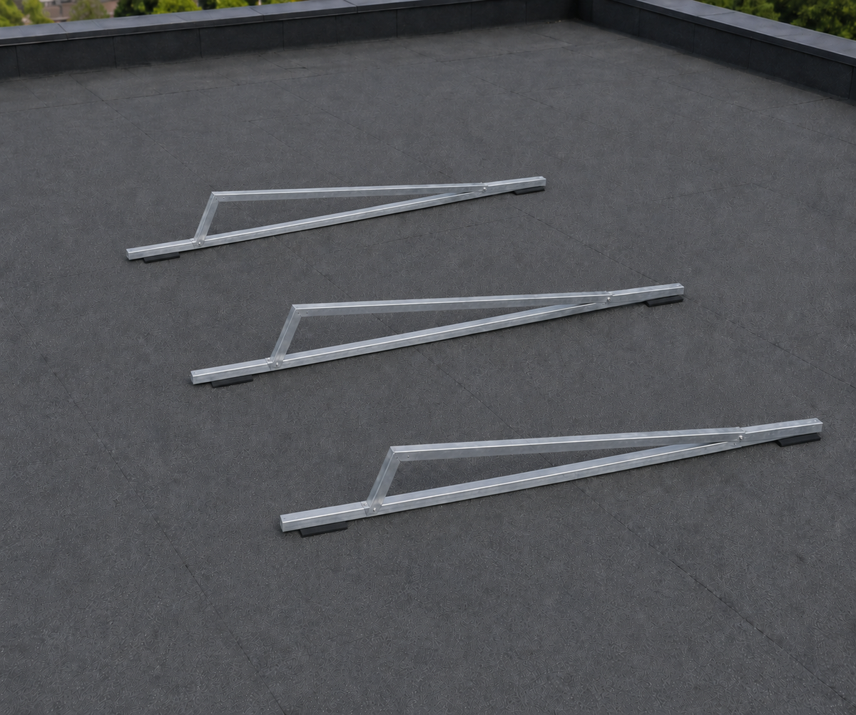Drie metalen montageframes voor twee plug en play zonnepanelen in landscape-opstelling op een plat dak