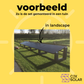 Voorbeeld van twee plug & play zonnepanelen in landscape-opstelling op verhoogde 15° betonvoeten in de tuin.